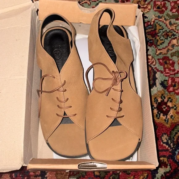 Womens Tan Tie Sandal Ouro brand size 8.5 new in box - Picture 2 of 5